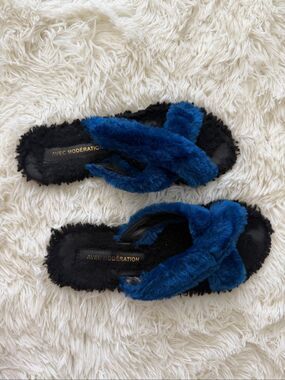 Size 38 VERO CUCIO AVEC MODERATION slides blue and black fuzzy